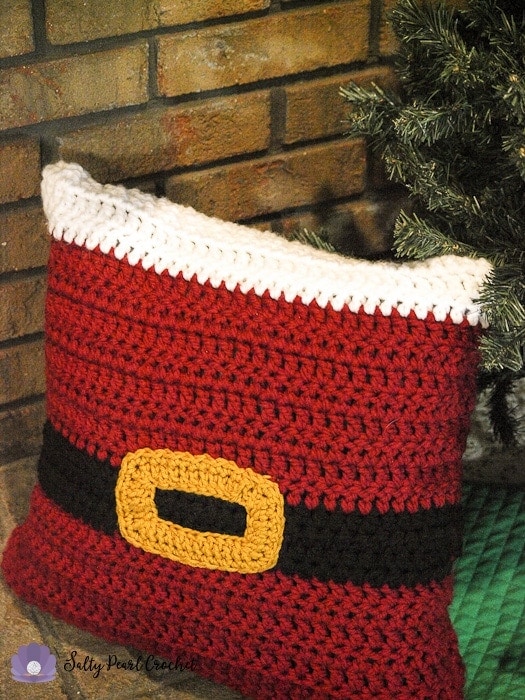 Free Christmas pillow sham crochet pattern from Salty Pearl Crochet!