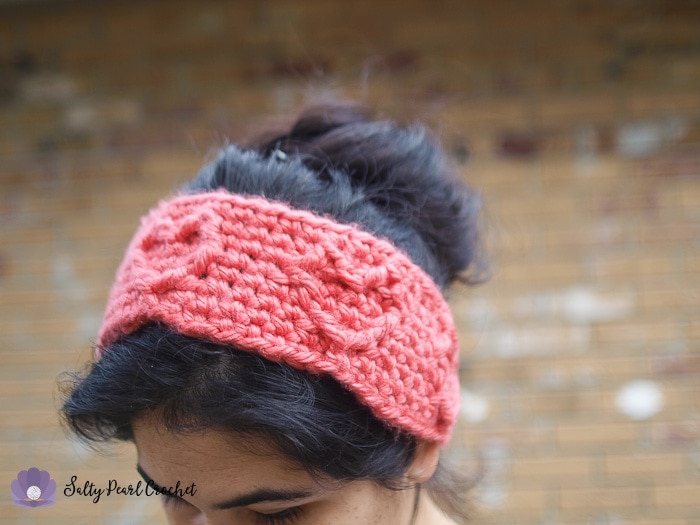 Find this free crochet ear warmer pattern, the Chunky Cabled Heart Earwarmer, on SaltyPearlCrochet.com!